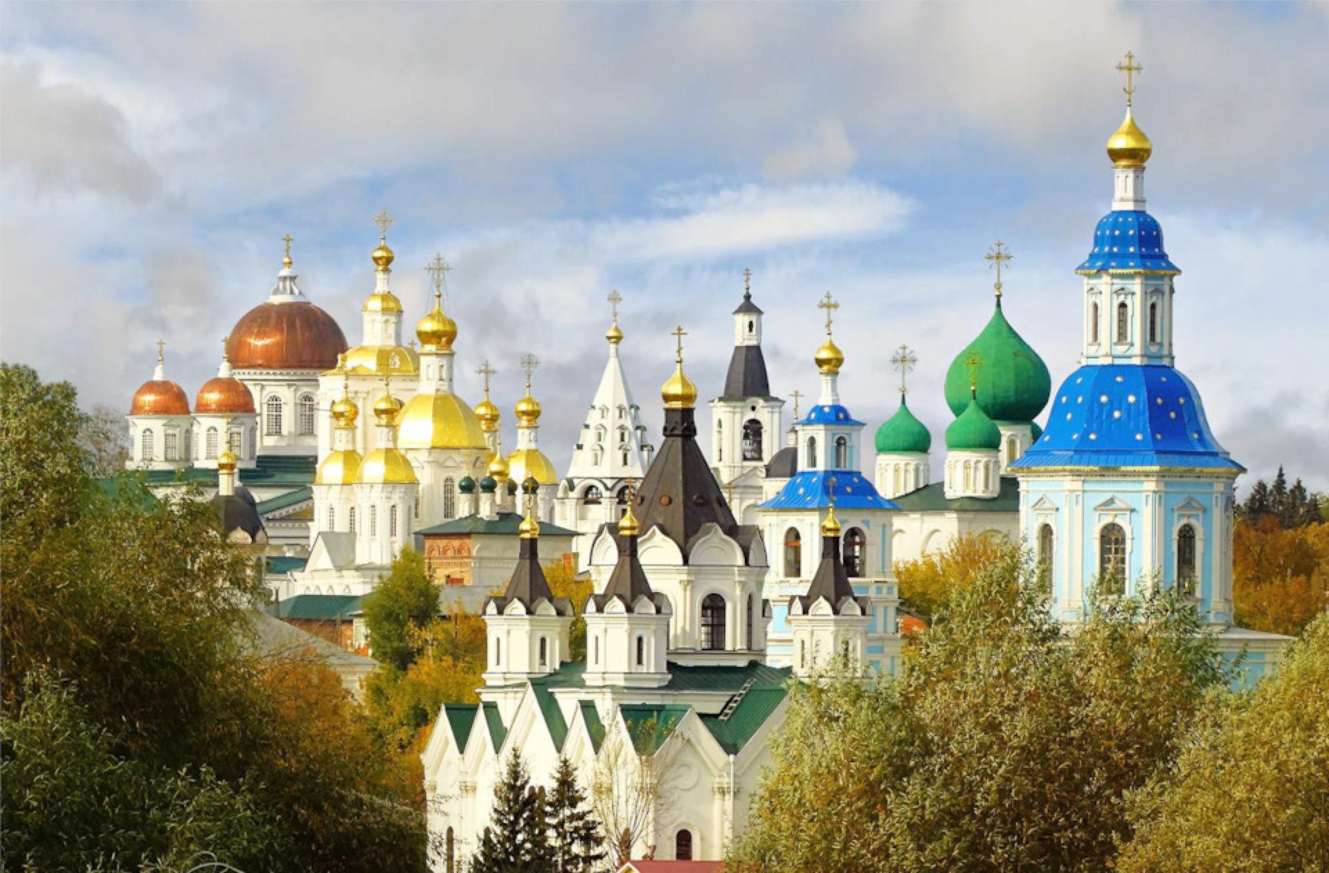 Панорама храмов Арзамаса: множество церквей с разноцветными куполами