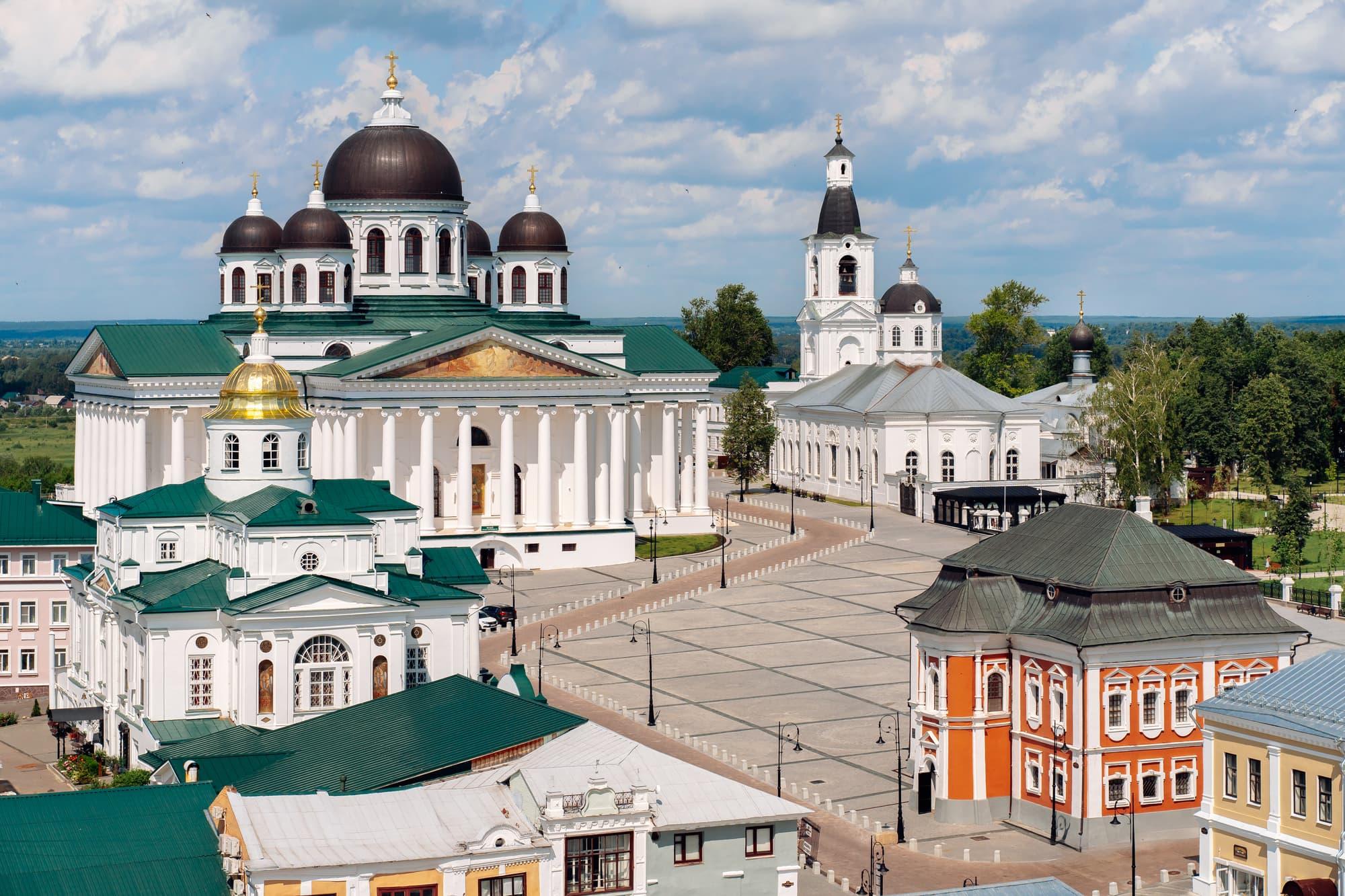 Вид на Соборную площадь в Арзамасе. В её центре возвышается Воскресенский кафедральный собор